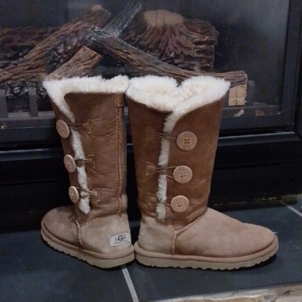 UGG Tall Triplet ll Bailey Buttons Boots Suede Sherling Wool Interior  🤎